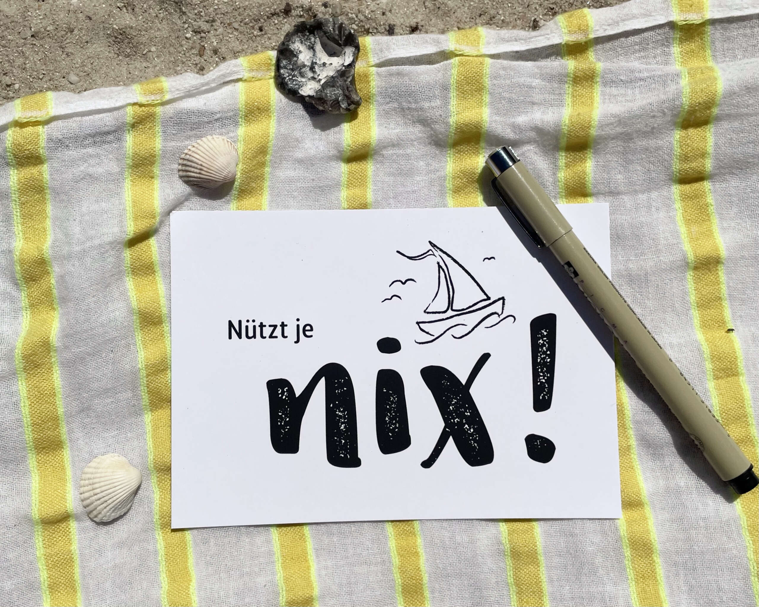 Maritime Postkarte mit plattdeutschem Spruch Nützt je nix
